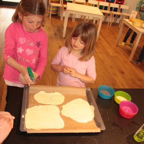 Kinder backen Brot