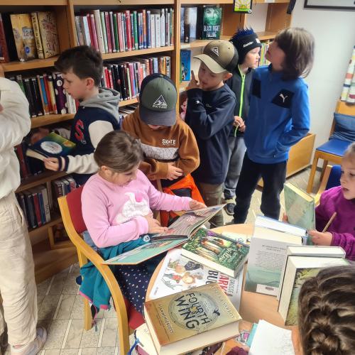 Besuch in der Gemeinde-Bücherei