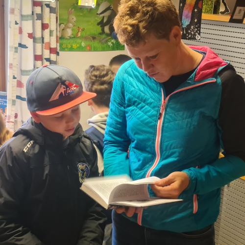 Besuch in der Gemeinde-Bücherei