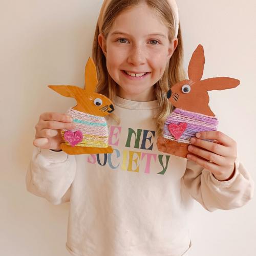 Hase im Häkelpulli