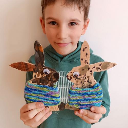 Hase im Häkelpulli