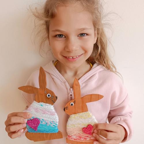 Hase im Häkelpulli