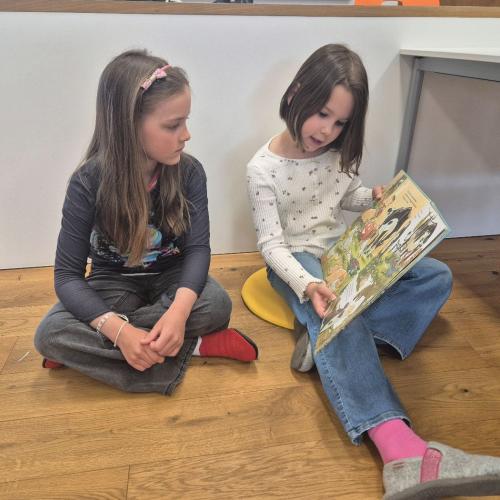 Vorlesestunde für die Kindergartenkinder