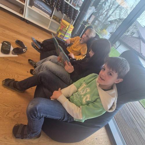 Vorlesestunde für die Kindergartenkinder