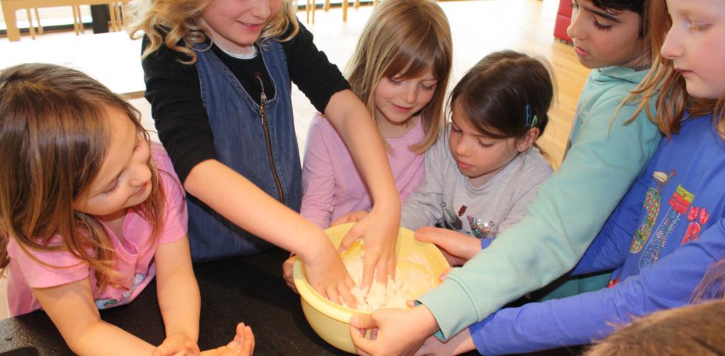 Kinder backen Brot