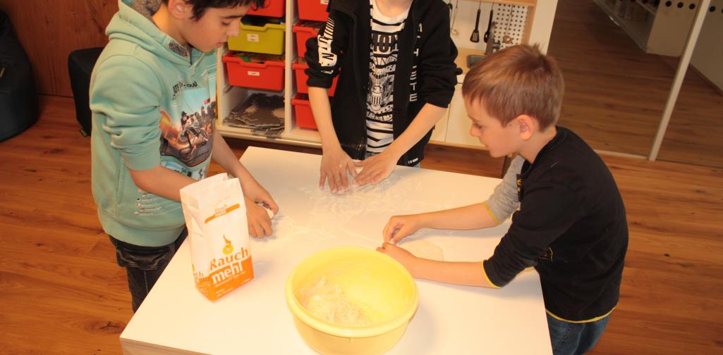 Kinder backen Brot