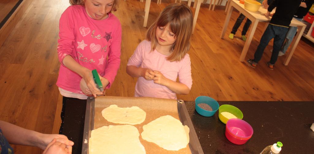 Kinder backen Brot