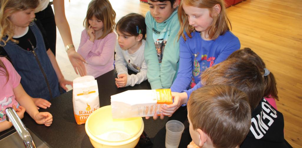 Kinder backen Brot